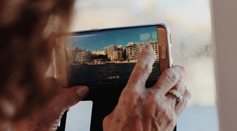 Mão sênior segurando um smartphone Samsung Galaxy A17