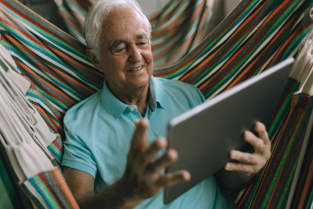 Homens idosos podem desfrutar da tecnologia na suas oras de lazer.