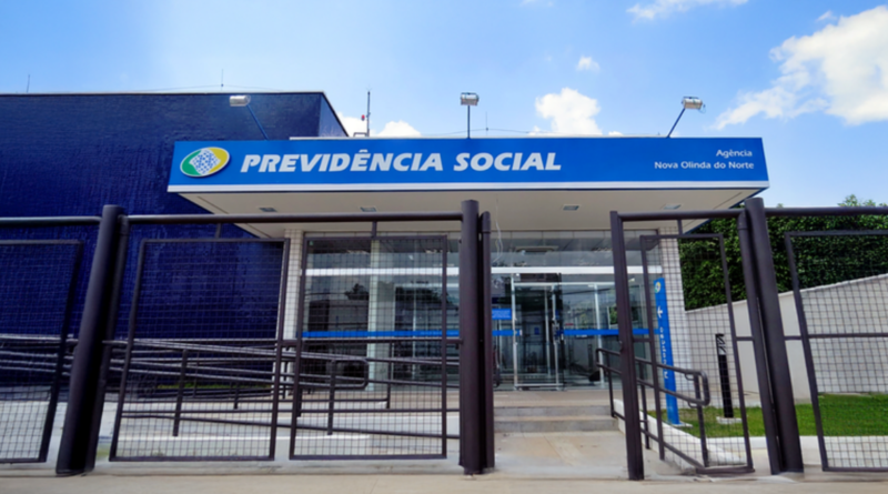 Fachada de uma agência oficial da Previdência Social com as portas de ferro fechadas sob a luz do dia, indicando a suspensão das atividades.